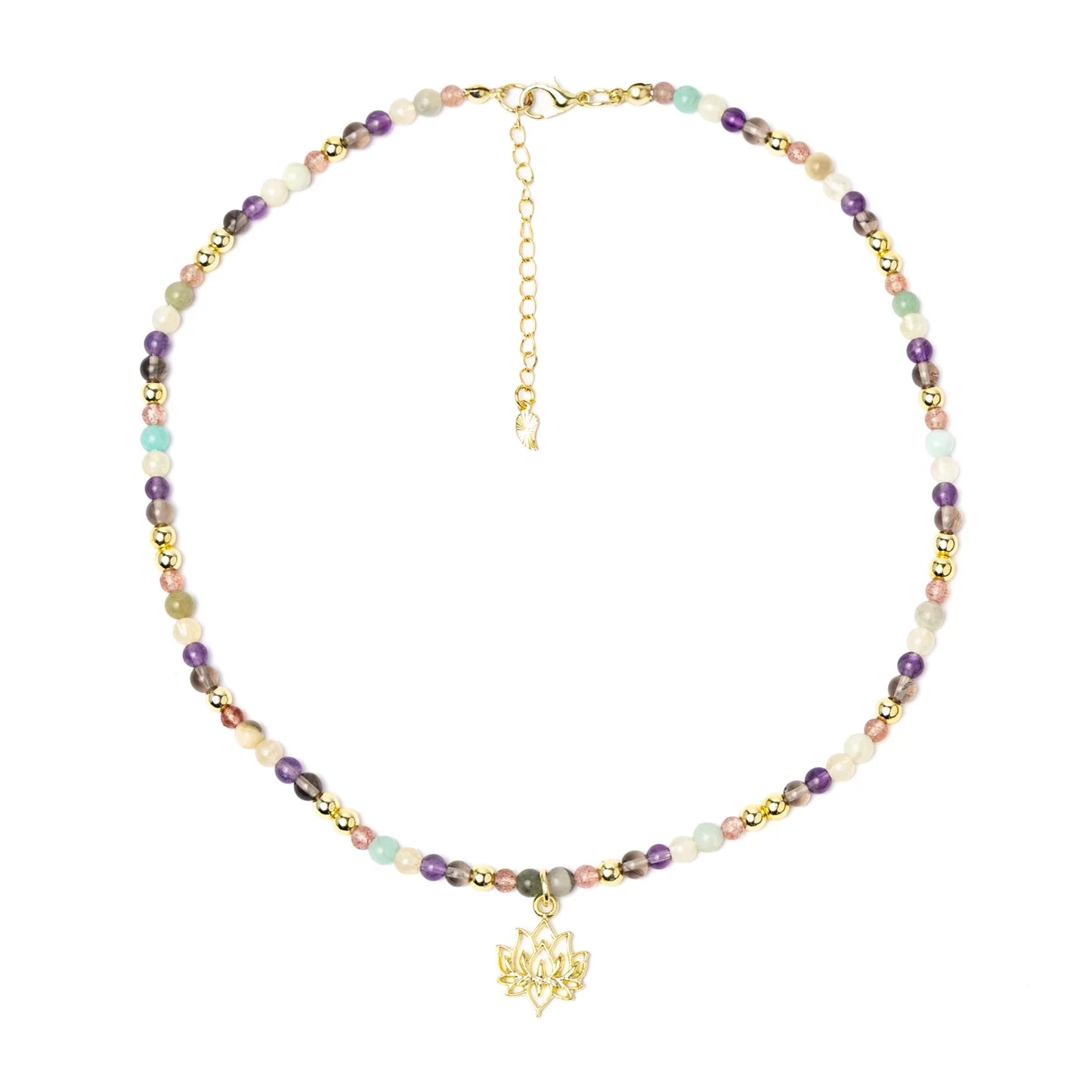 Detailfoto gouden lotus hanger op edelsteen ketting met aardbeienkwarts en amethist