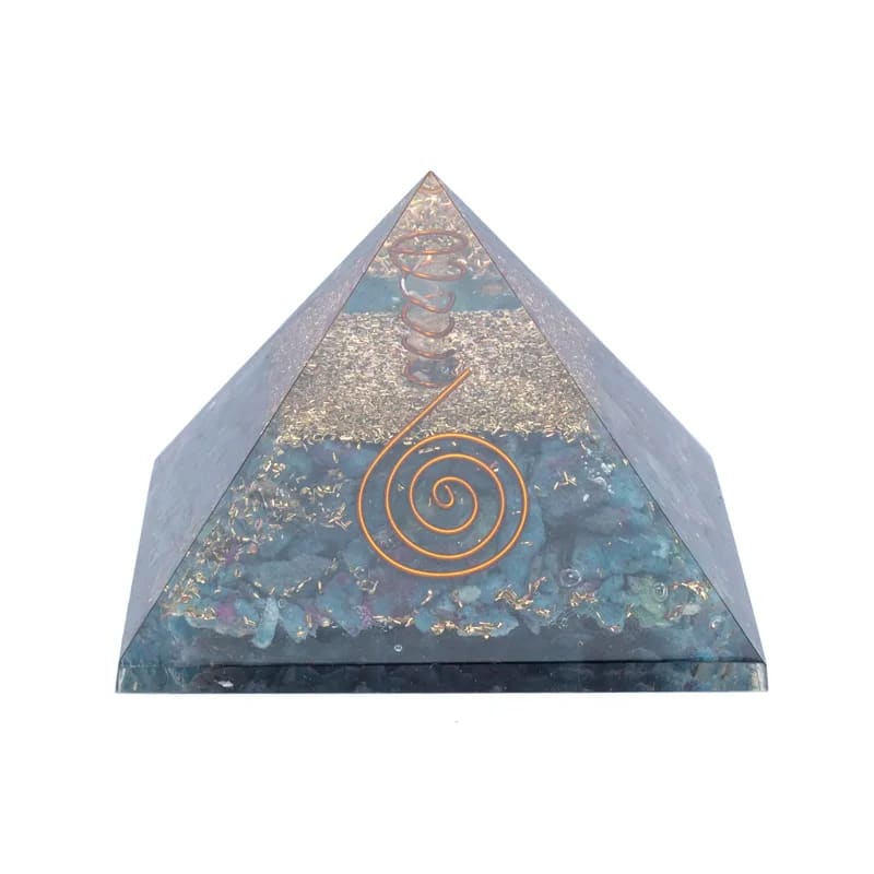 Orgonite piramide met robijn en kyaniet