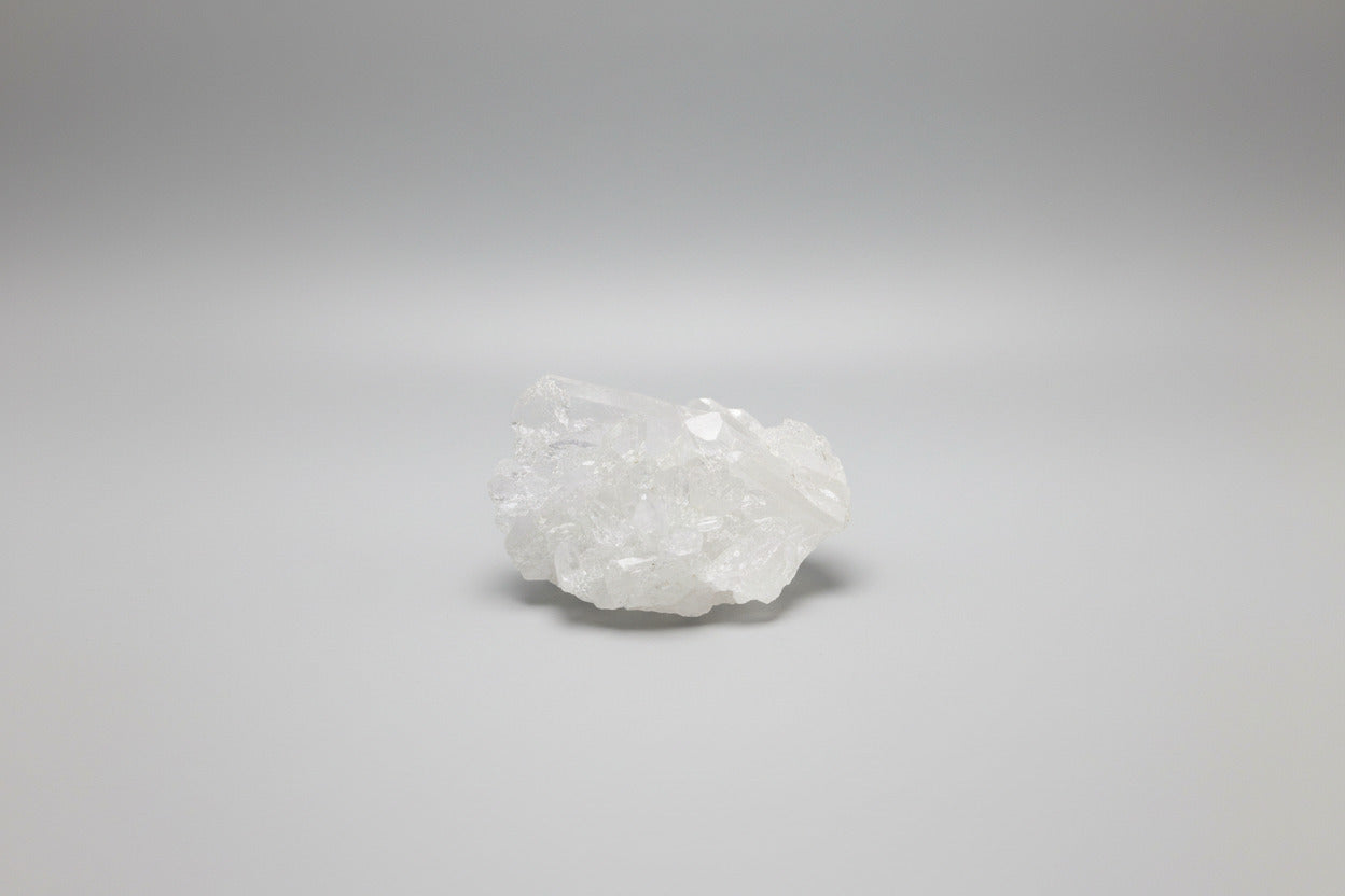 Kleine bergkristal cluster met glinsterende druzy laagje