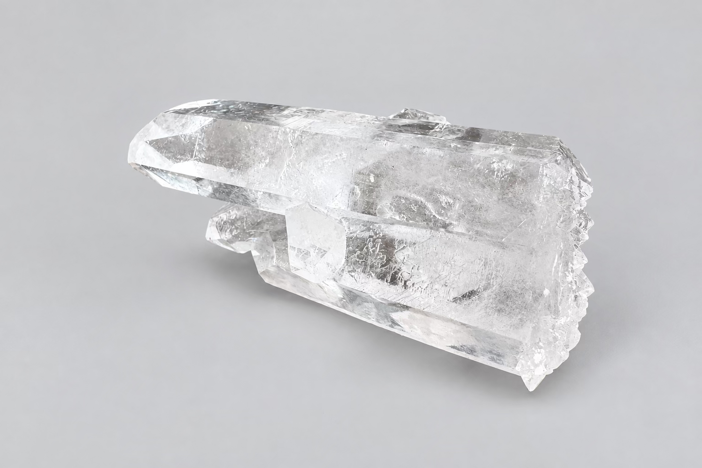 Bergkristal van 122 gram en 9 cm met een lange hoofdpunt en aangegroeide kristallen