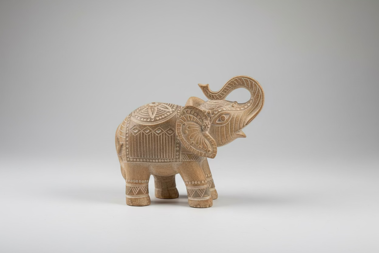 Handgesneden houten olifant beeldje van 16 cm met details