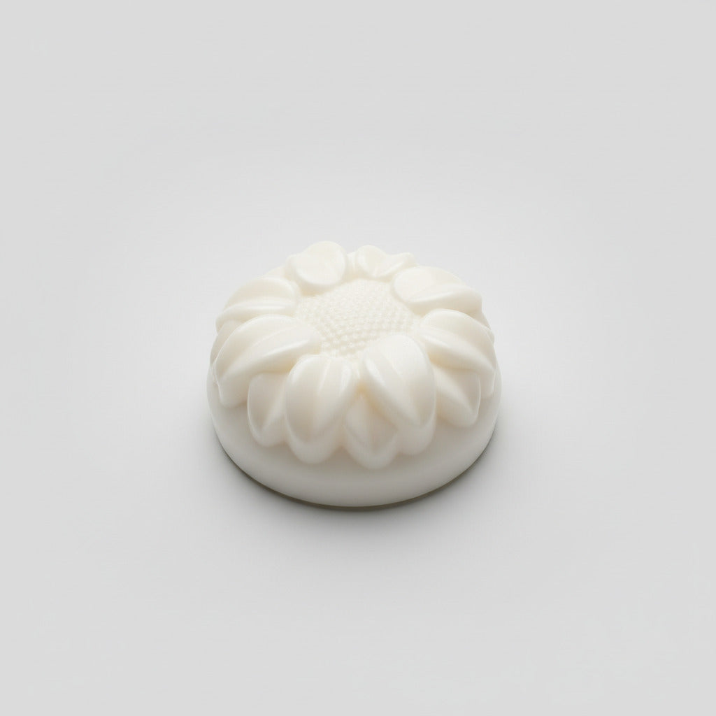Witte vegan sheabutter zeep in zonnebloem vorm, handgemaakt en SLS-vrij