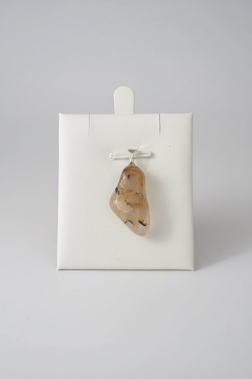 Rutielkwarts hanger met gouden naalden in kwarts