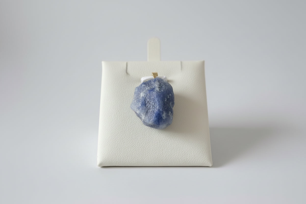 Sodaliet hanger met diepblauwe kleur