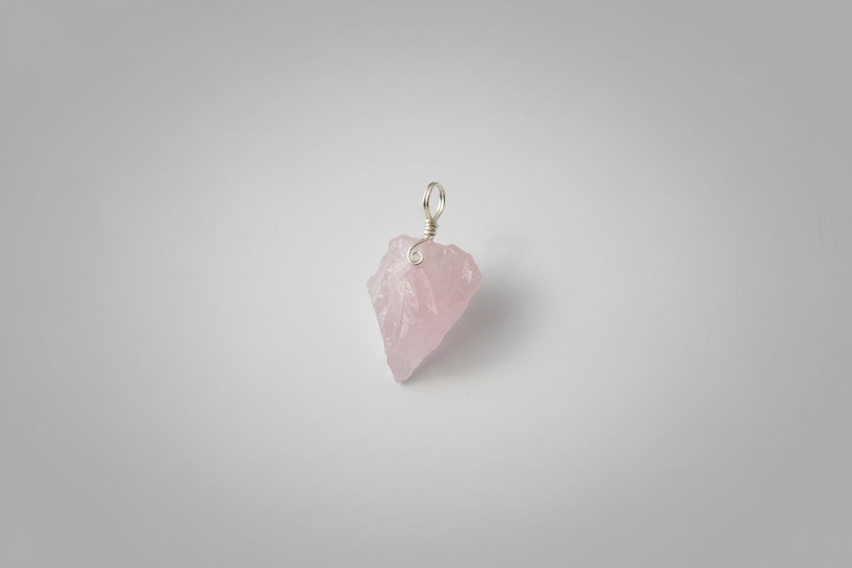 Rozenkwarts hanger in zacht roze hartvorm