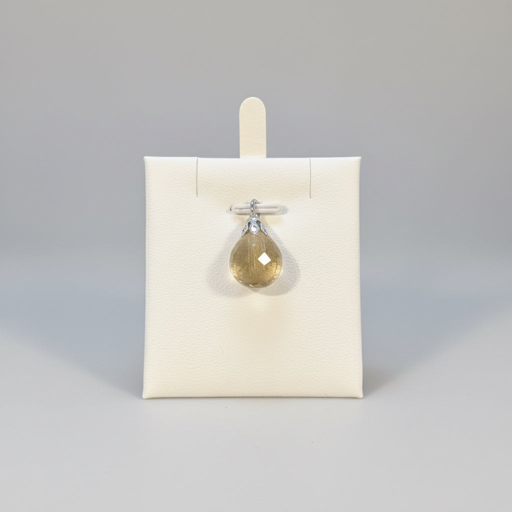 Rutielkwarts hanger met gouden naalden