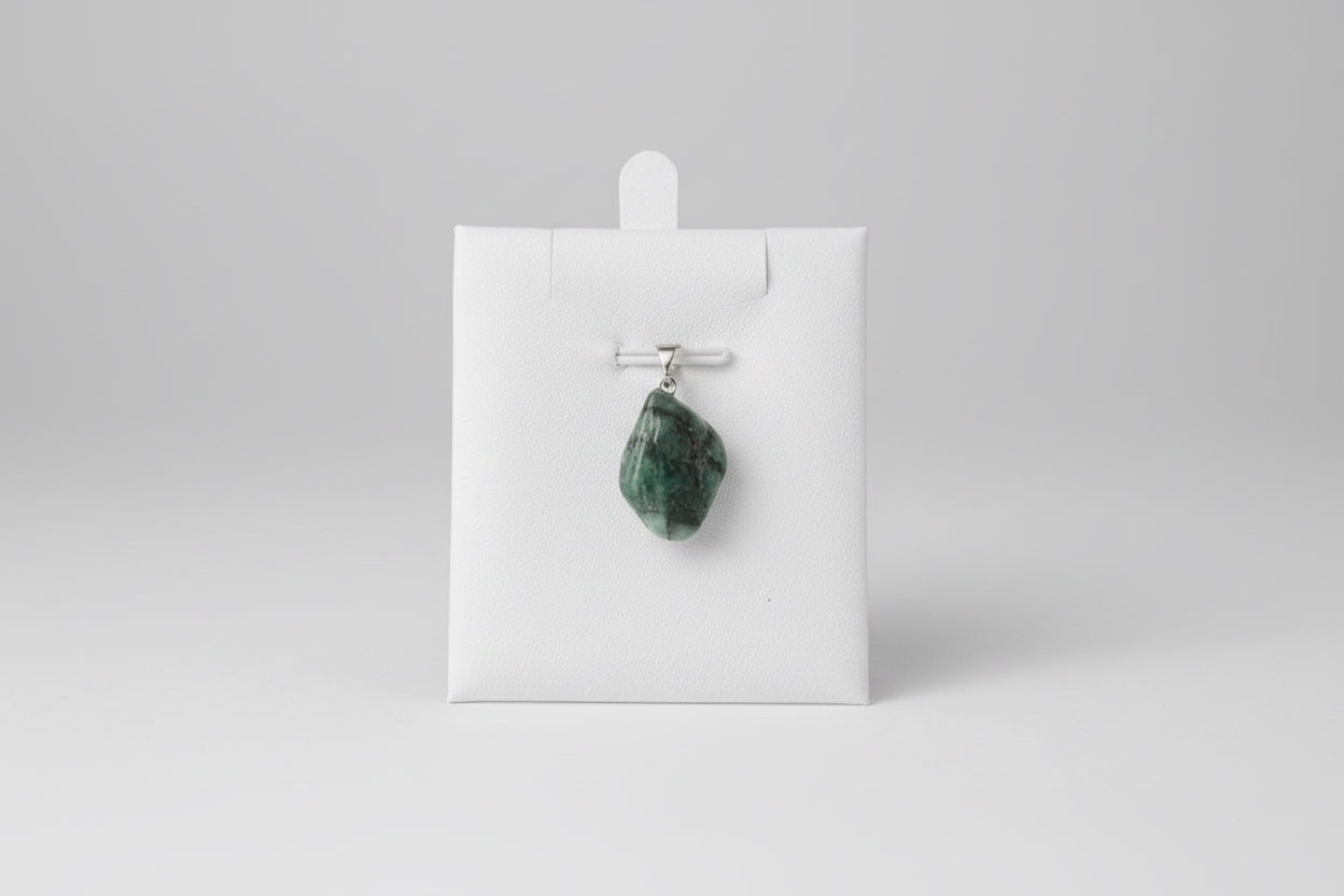 Groene smaragd hanger met glanzende facetten