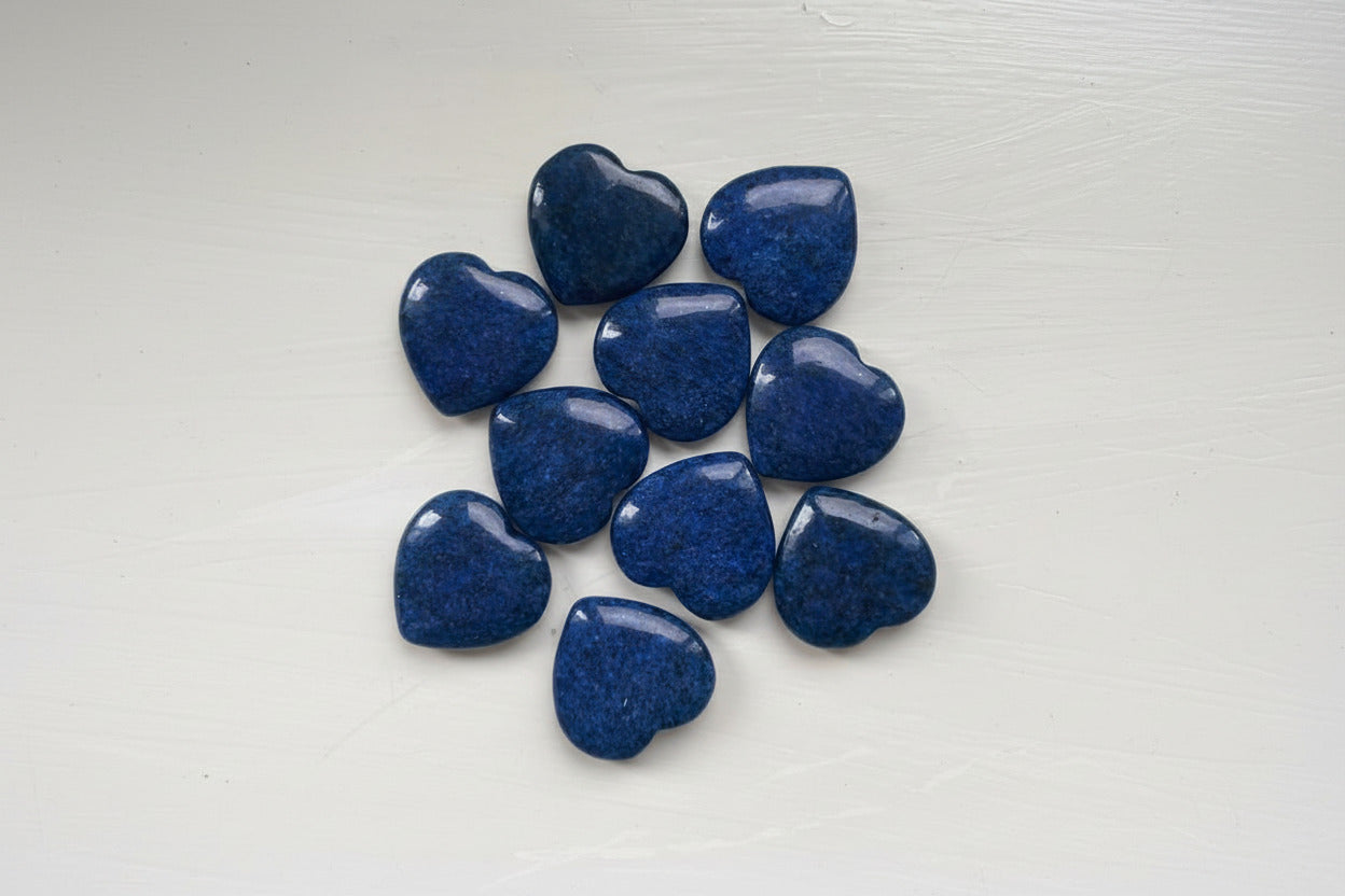 Kleine lapis lazuli hartjes met diepblauwe kleur