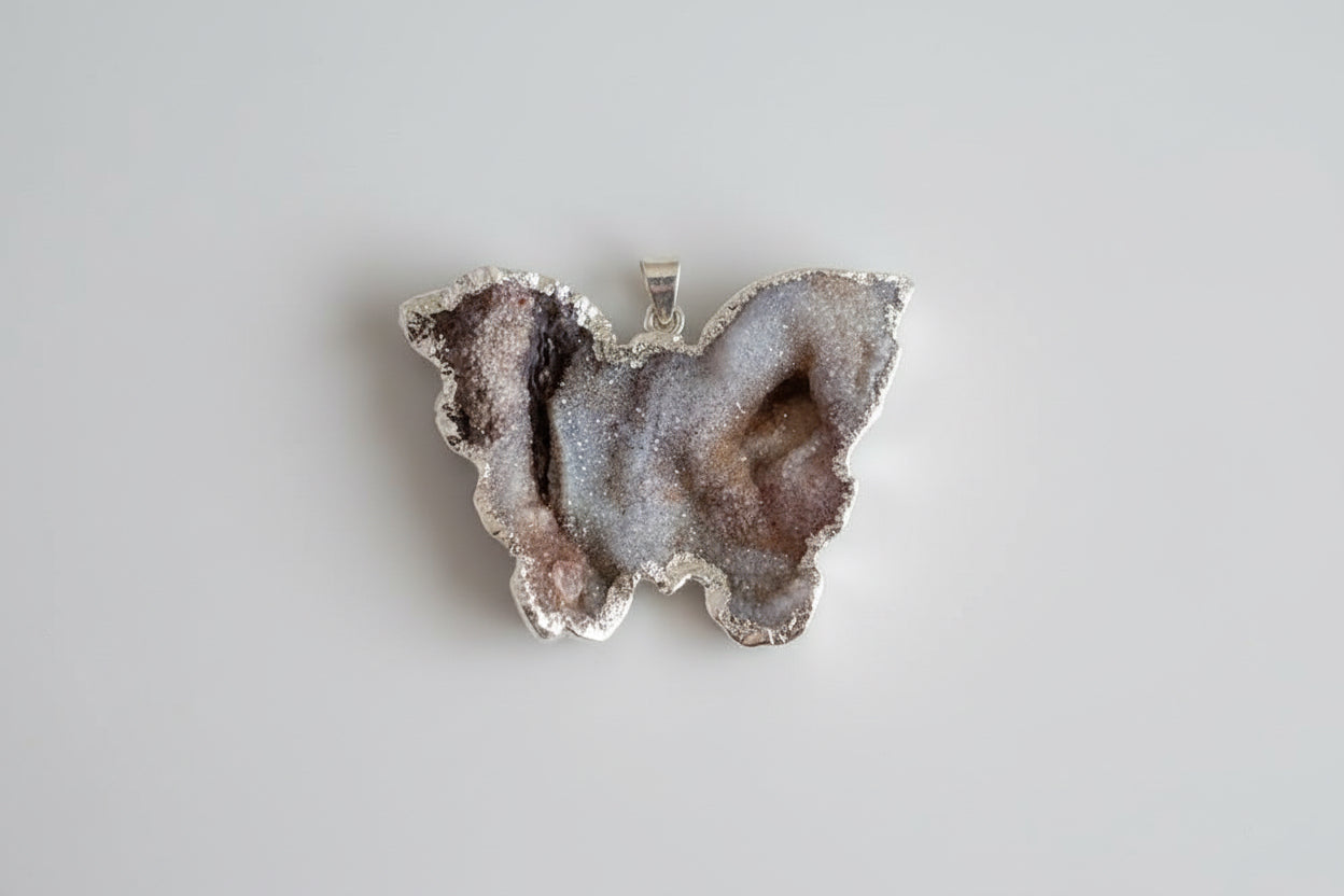 Chalcedoon hanger in vlinder vorm