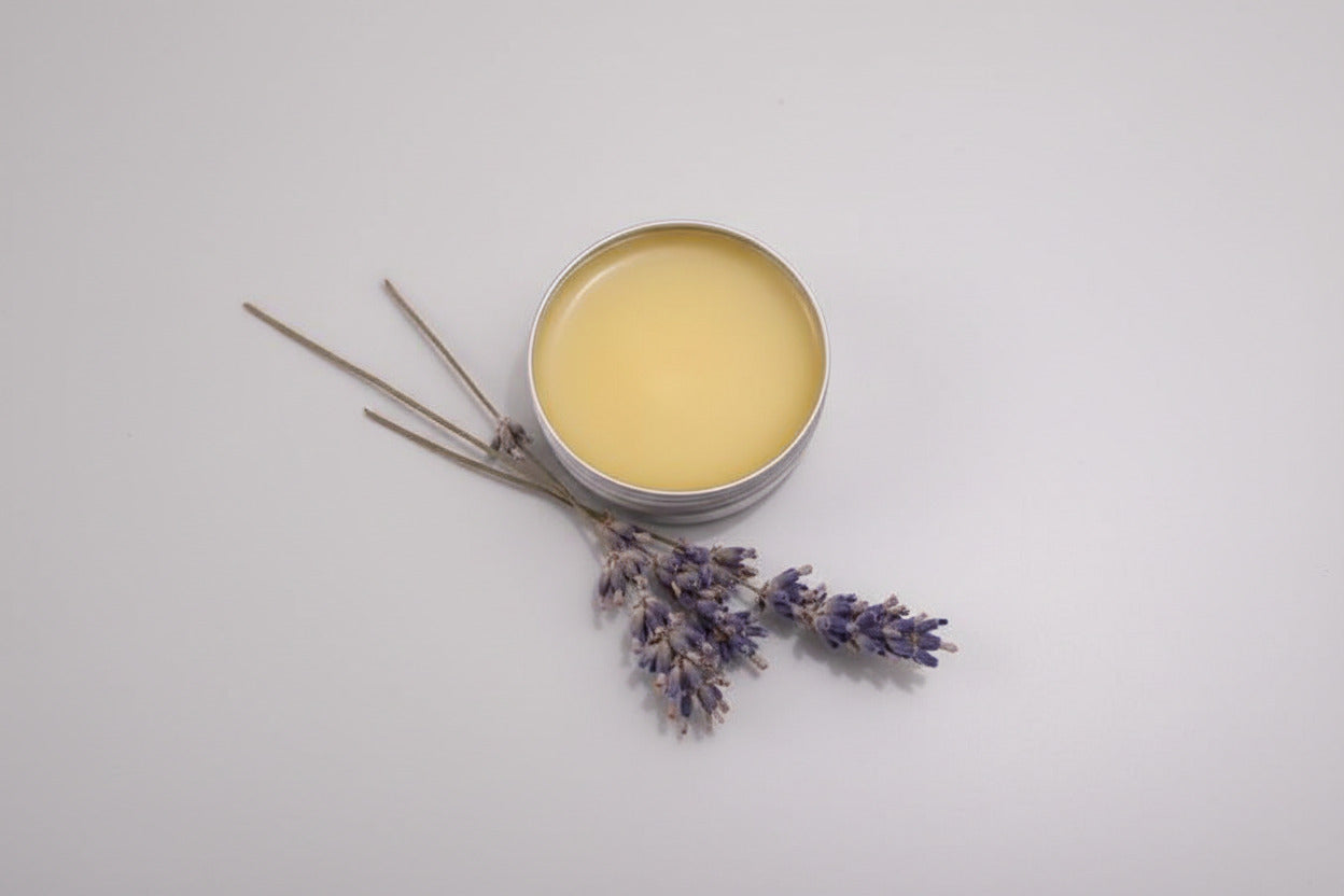 Potje handgemaakte lavendel zalf met paarse tint