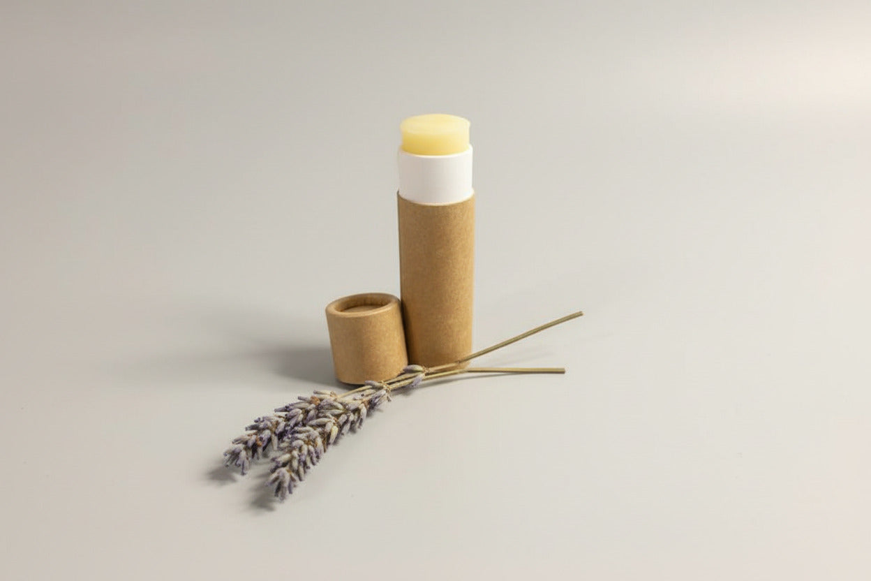 Kartonnen push-up lippenbalsem met goudsbloem en bijenwas