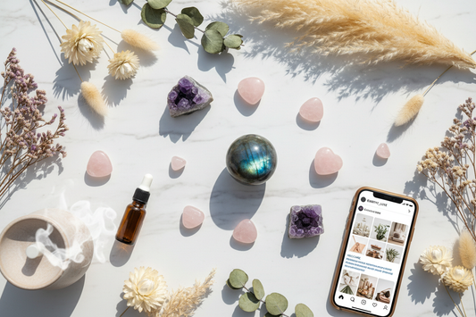 Instagram-stijl flat lay met amethist, rozenkwarts en labradoriet edelstenen op marmeren ondergrond met smartphone – Natuurlijk Gaia