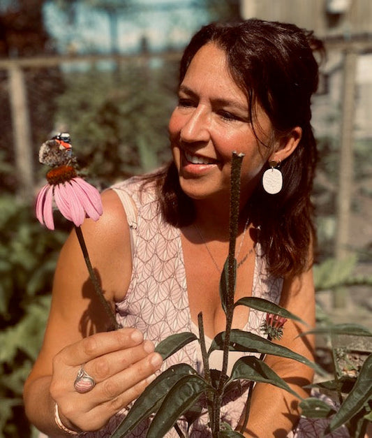 Mirjam met bloem en vlinder