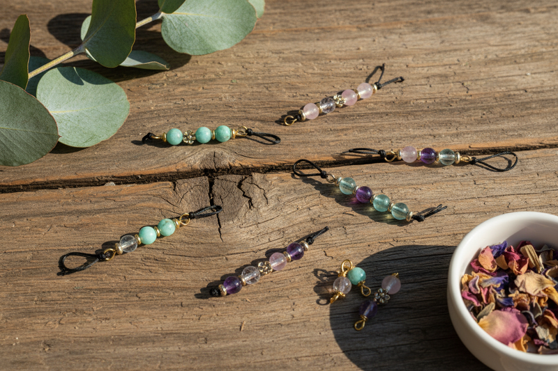 BH hangertjes, op de rustieke houten ondergrond