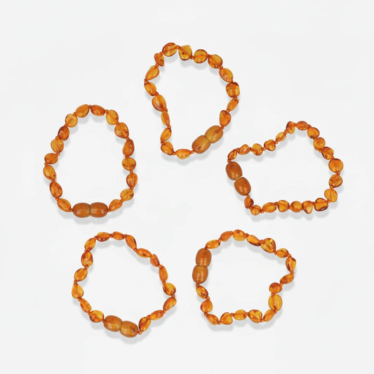 Donker barnsteen kinderarmbandje met natuurlijke cognackleurige barnsteenkralen