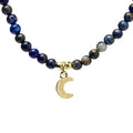 Lapis lazuli halsketting met goudkleurige maan hanger en diepblauwe kralen