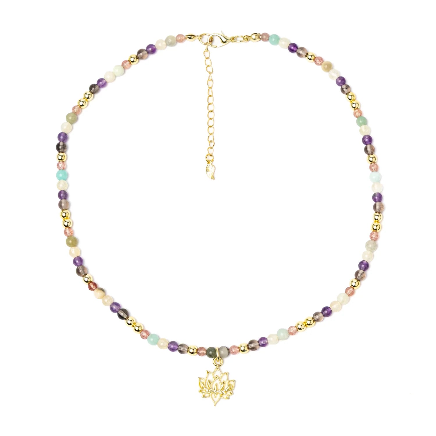 Detailfoto gouden lotus hanger op edelsteen ketting met aardbeienkwarts en amethist