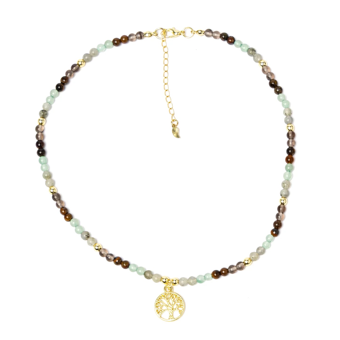 Detailfoto gouden levensboom hanger op edelsteen ketting