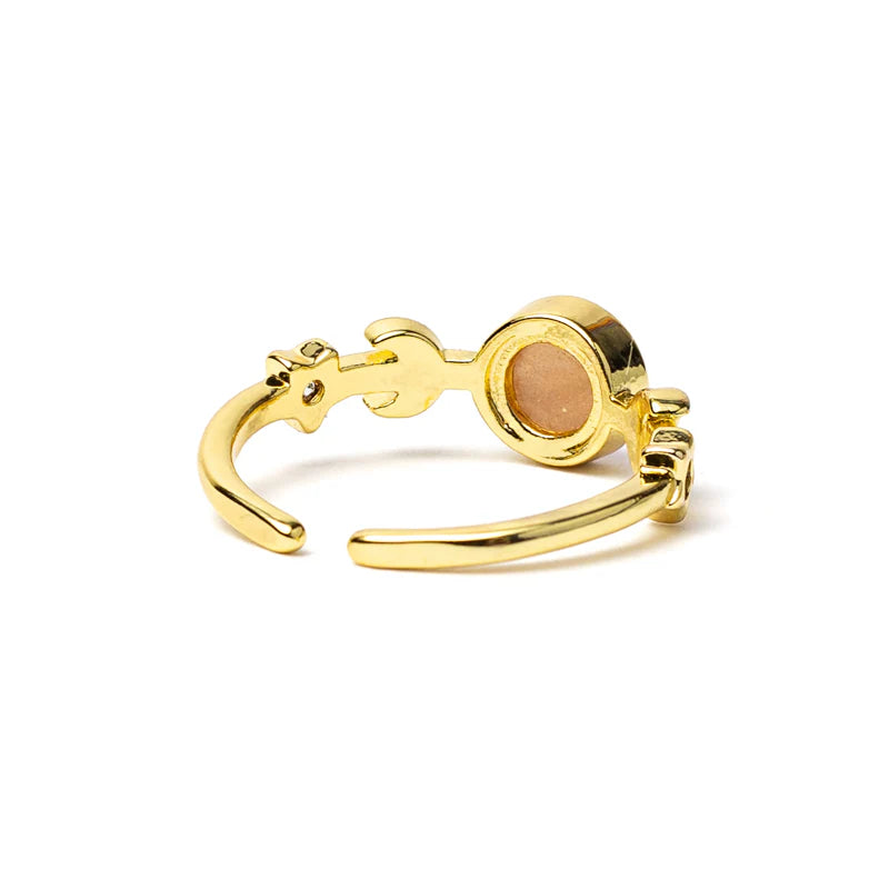 Verstelbare gouden ring met maanfasen motief en zonnesteen cabochon, achteraanzicht
