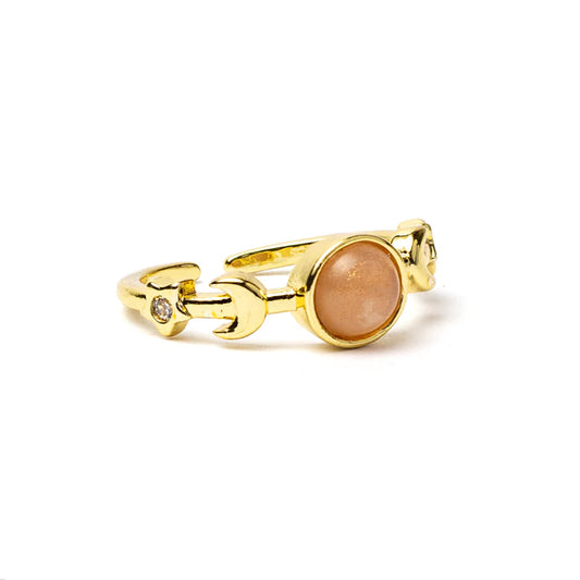 Verstelbare gouden ring met maanfasen motief en zonnesteen cabochon, vooraanzicht
