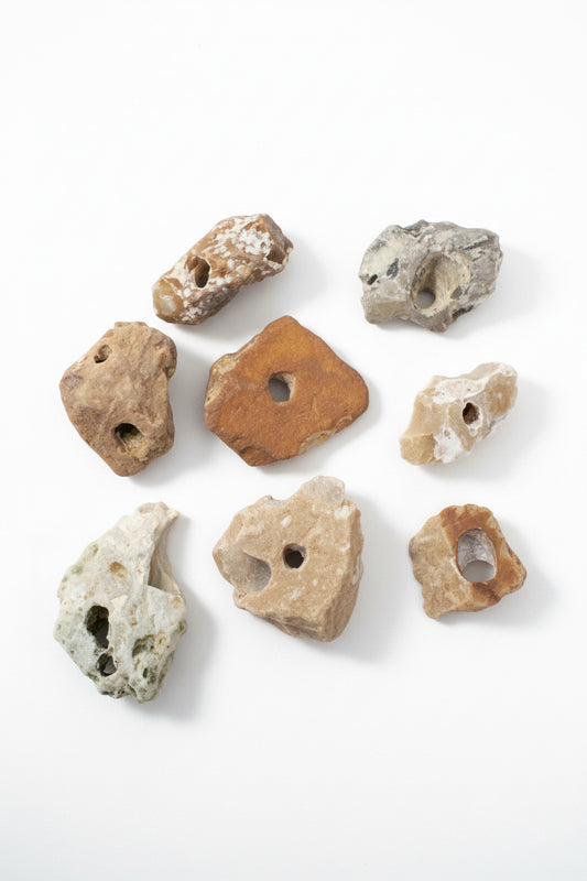 Hagstone heksensteen met natuurlijk gat - beschermende steen uit folklore
