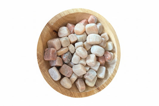 Witte maansteen trommelsteen met parelmoer en blauwwitte schittering