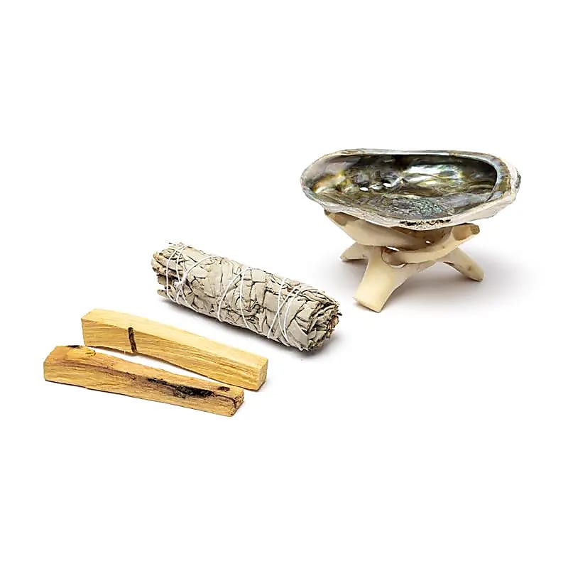 Complete smudge set met witte salie bundel, 2 Palo Santo stokjes, abalone schelp op houten driepoot