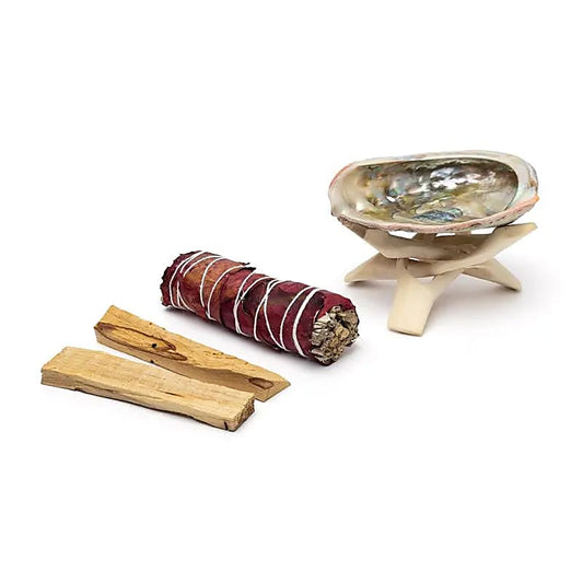 Complete smudge set met witte salie, rozenblaadjes, Palo Santo, abalone schelp en houten driepoot
