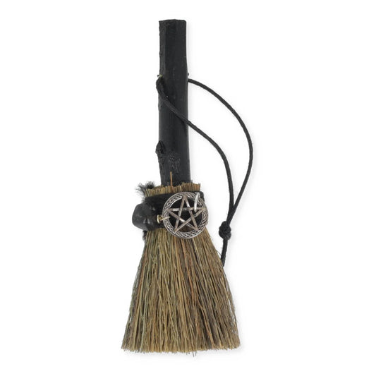Rituele mini bezem met zwart houten steel, schedeldecoratie, witmetalen pentacle hanger en zwarte onyx kraal