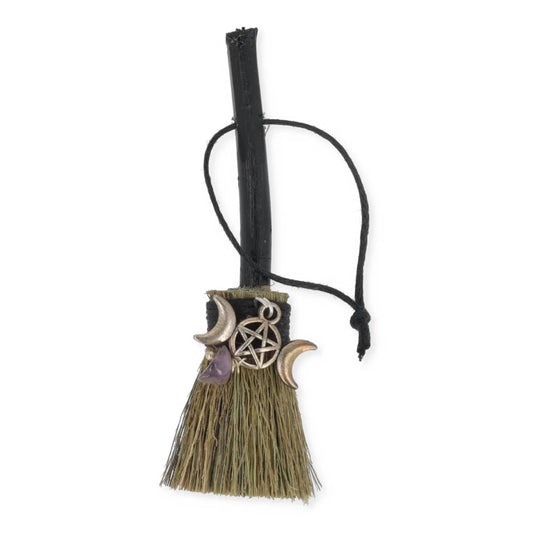 Rituele mini bezem met zwart houten steel, witmetalen Triple Moon en pentagram hanger en amethist kraal