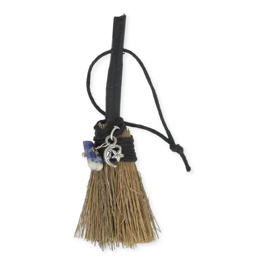 Rituele mini bezem met zwart houten steel, witmetalen maan en ster hanger en sodaliet kraal