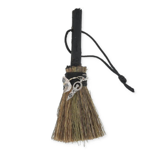 Rituele mini bezem met zwart houten steel, heksenknooppunt hanger en bergkristal kraal