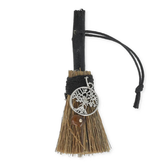 Rituele mini bezem met zwart houten steel, zilveren levensboom hanger en tijgeroog kraal