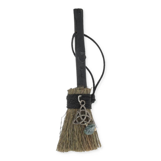 Rituele mini bezem met zwart houten steel, triquetra hanger en labradoriet kraal