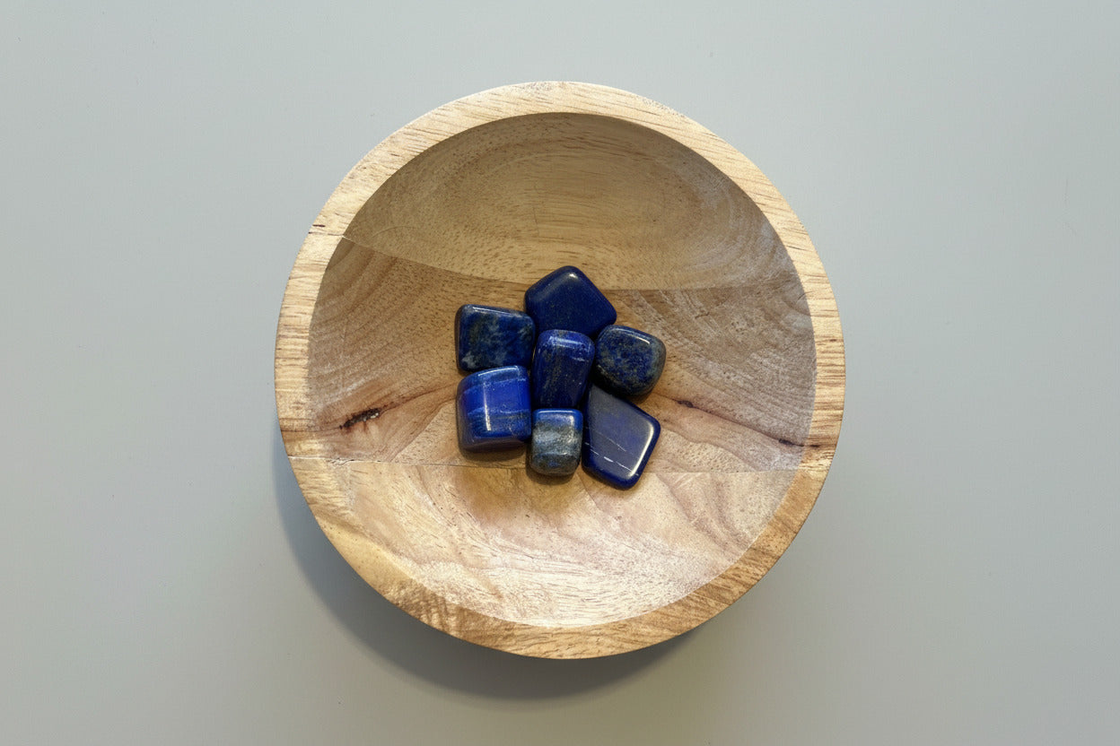 Gladde diepblauwe lapis lazuli trommelsteen met pyriet spikkels