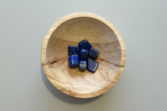 Gladde diepblauwe lapis lazuli trommelsteen met pyriet spikkels