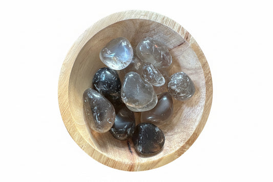 Gladde rookkwarts trommelsteen in rookgrijze tint met natuurlijke glans