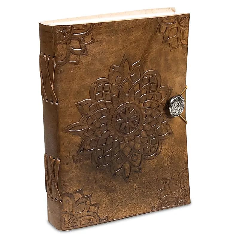 Leren notitie- of schetsboekje met mandala reliëf en gerecycled papier