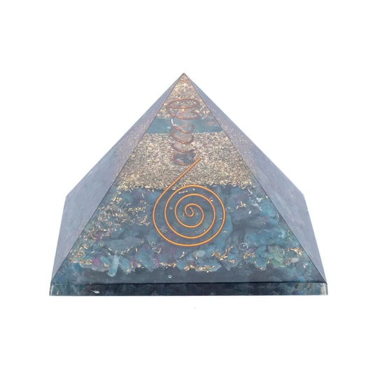 Orgonite piramide met robijn en kyaniet