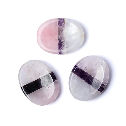 Gouden driehoek duimsteen worry stone met rozenkwarts en bergkristal