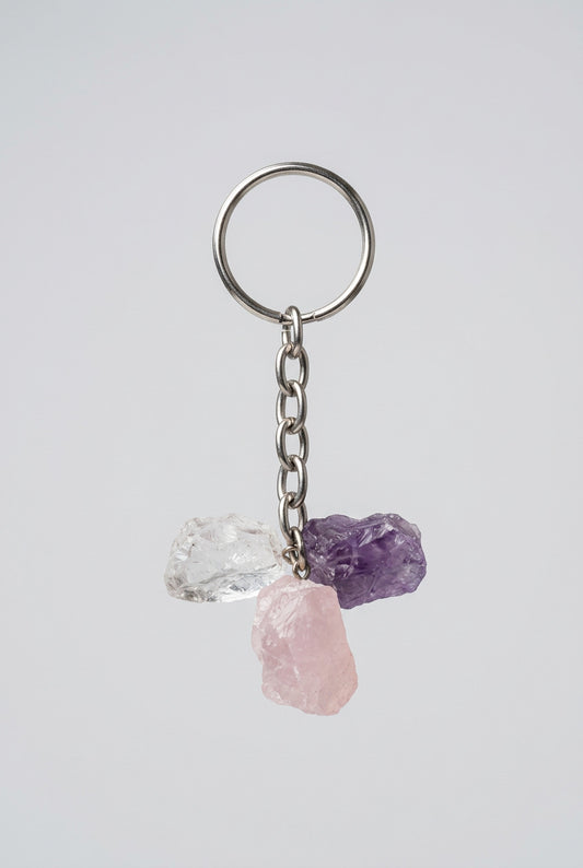 Gouden Driehoek sleutelhanger met ruwe bergkristal, amethist en rozenkwarts aan een zilverkleurige ketting en sleutelring 