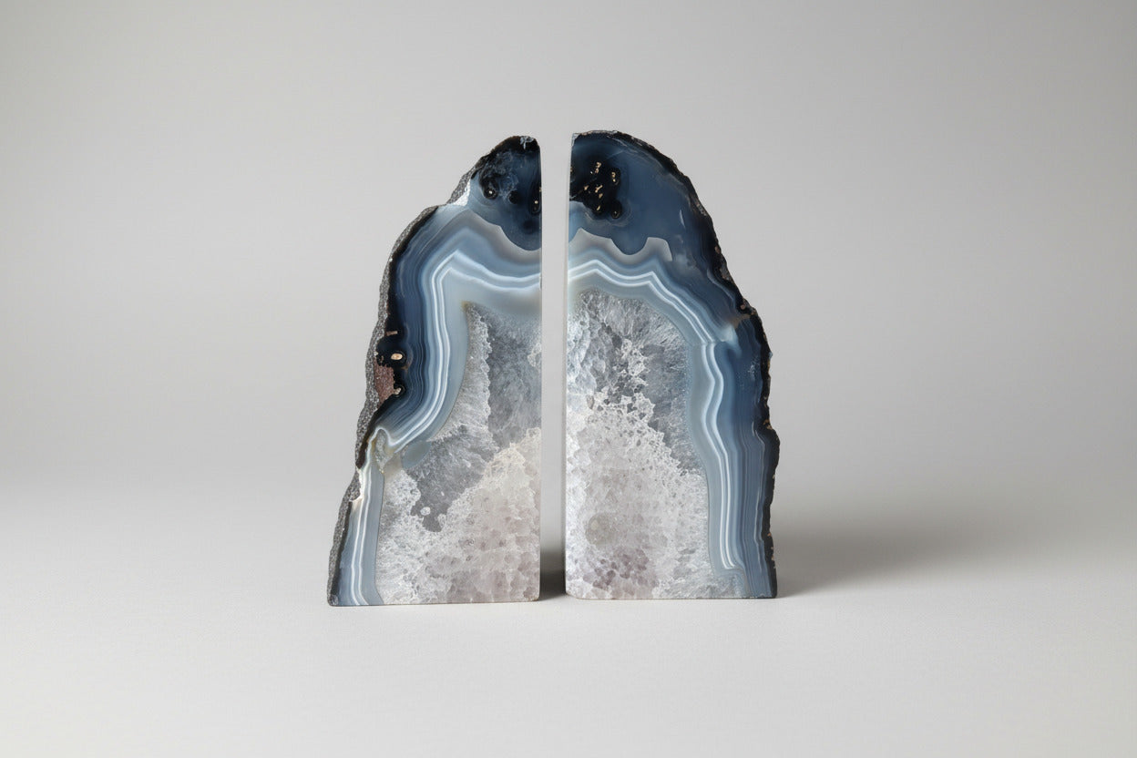 Blauw-grijze agaat boekensteun van 3323 gram met natuurlijk bandenpatroon, 19,5 cm hoog en 9 cm breed, gepolijste afwerking