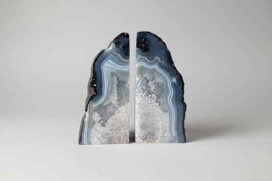 Blauw-grijze agaat boekensteun van 3323 gram met natuurlijk bandenpatroon, 19,5 cm hoog en 9 cm breed, gepolijste afwerking