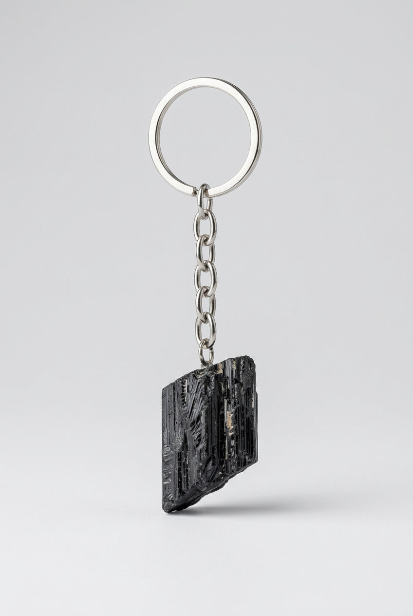 Zwarte toermalijn sleutelhanger met lengteribbels en een zilverkleurige ketting en sleutelring