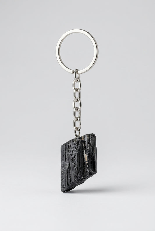 Zwarte toermalijn sleutelhanger met lengteribbels en een zilverkleurige ketting en sleutelring