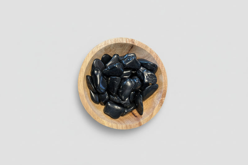 Gladde shungiet trommelsteen met matte zwart