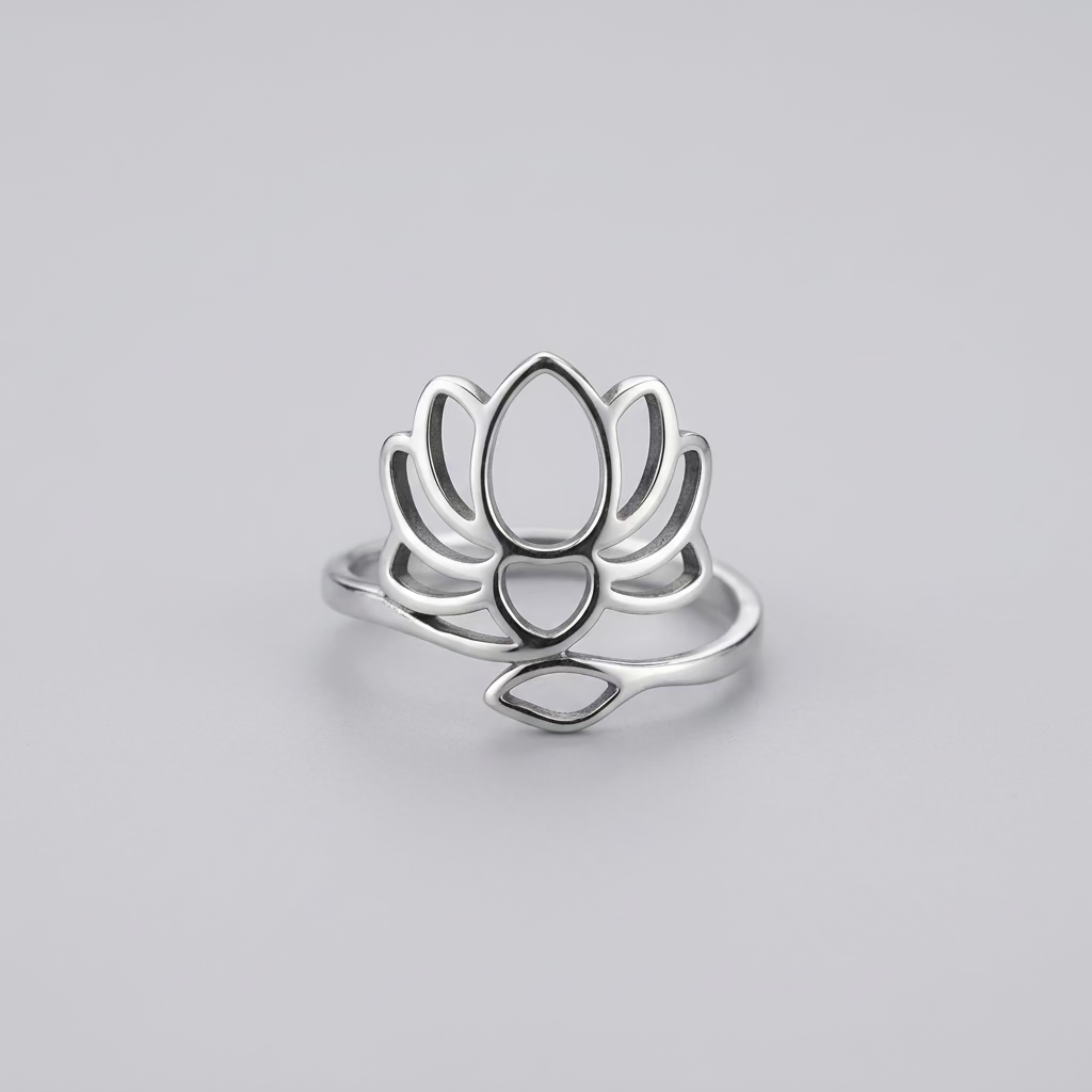 Zilverkleurige RVS ring met opengewerkte lotusbloem en gebogen lijnen onder de bloem