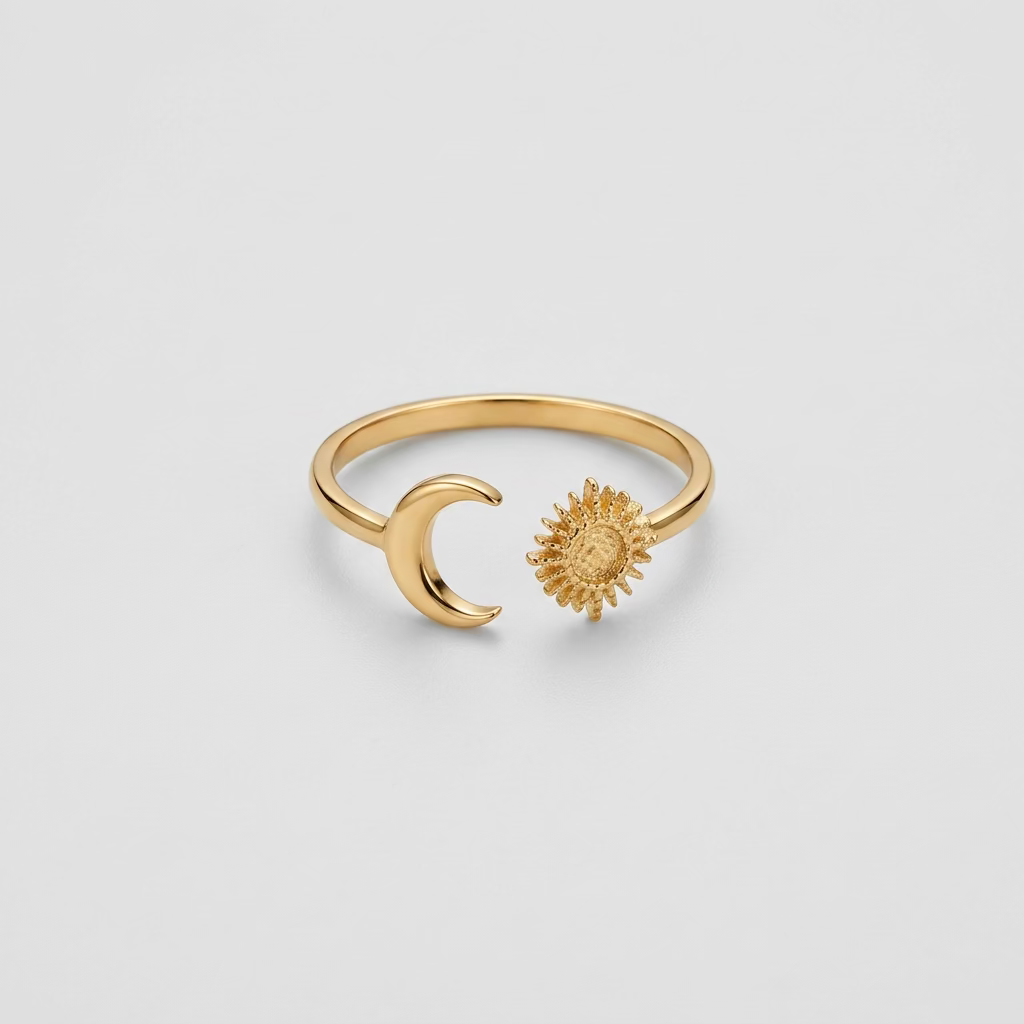 Goudkleurige RVS ring met zon en maansikkel aan de open voorkant