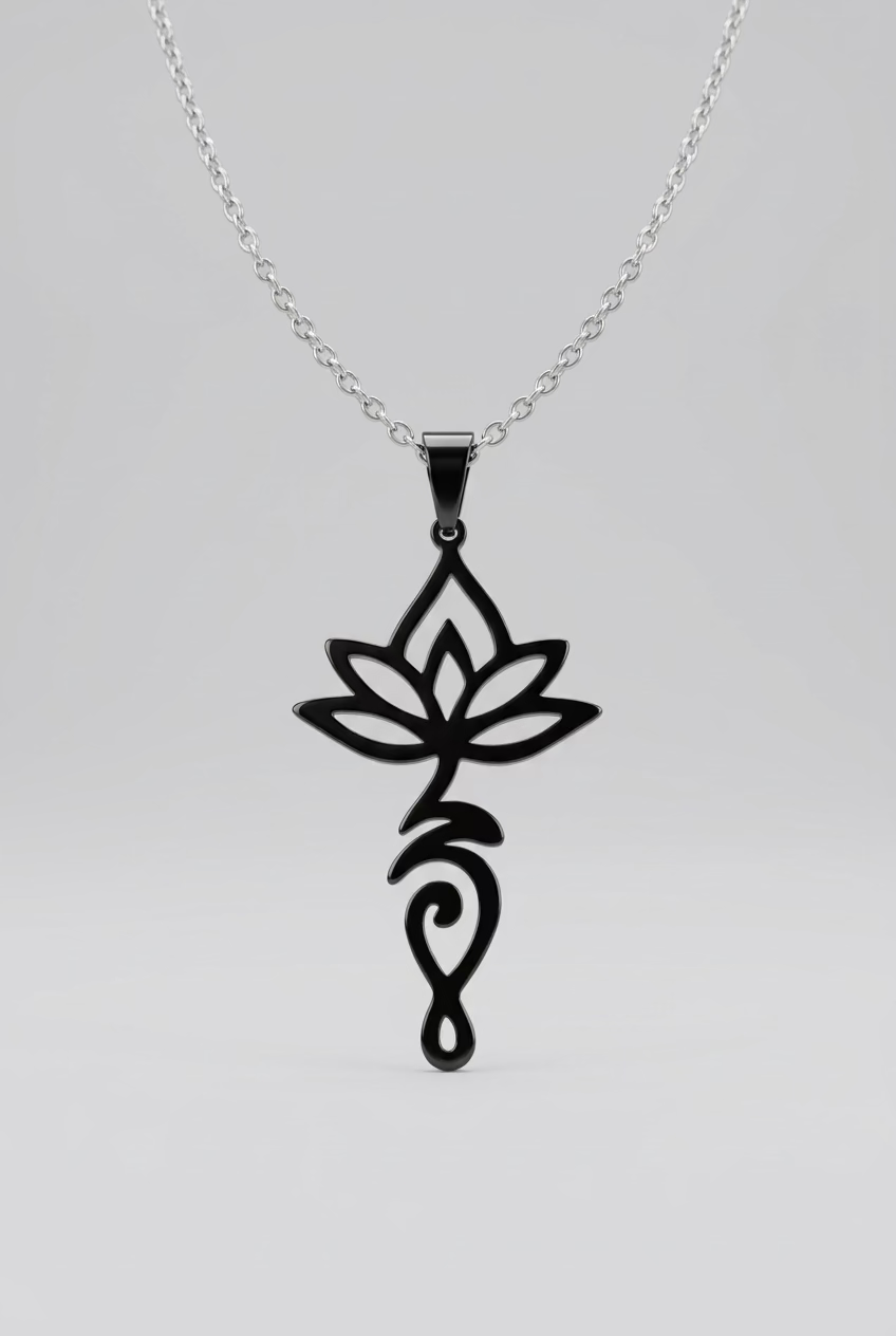 ilverkleurige opengewerkte lotus hanger met sierlijke krul aan een schakelketting