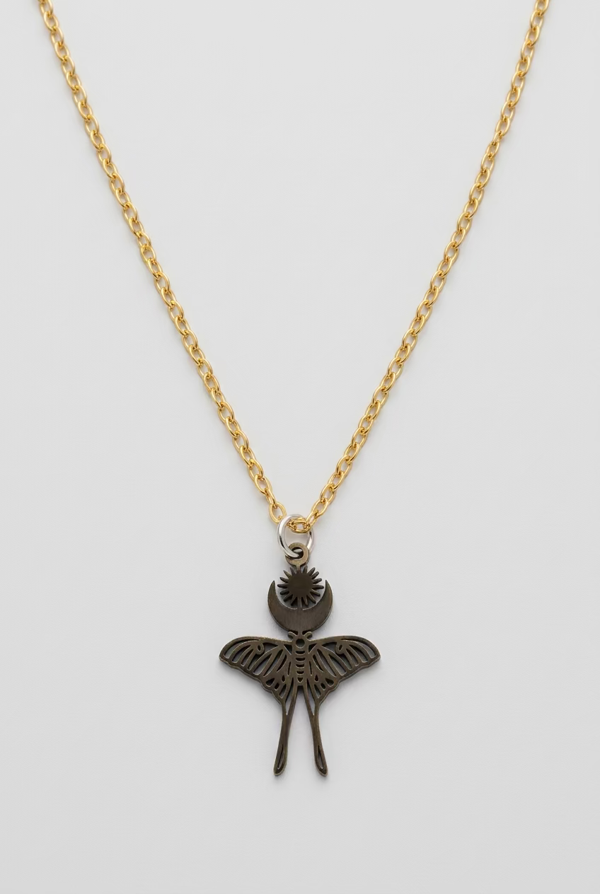Gevleugelde hanger met maanmotief aan een goudkleurige schakelketting 